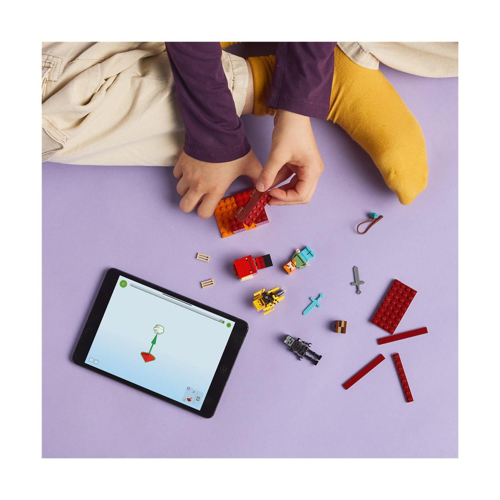 LEGO® Minecraft®: Η Μάχη στη Λάβα των Εγκάτων (21266)